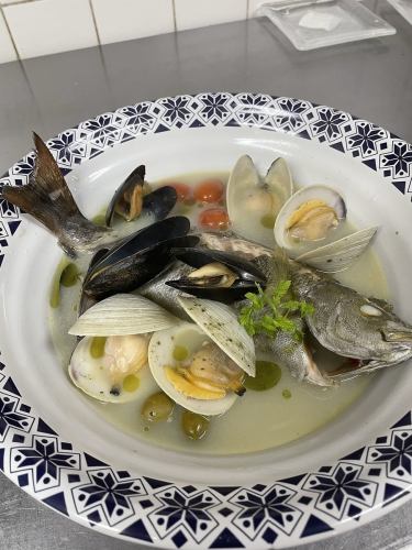 包含当日新鲜鱼和新鲜贝类的 Aqua pazza（最后配上剩下的汤和烩饭或意大利面 +550 日元）