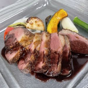 マグレ鴨胸肉のロースト　カシスソース