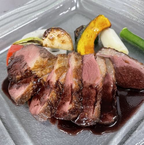 マグレ鴨胸肉のロースト　カシスソース
