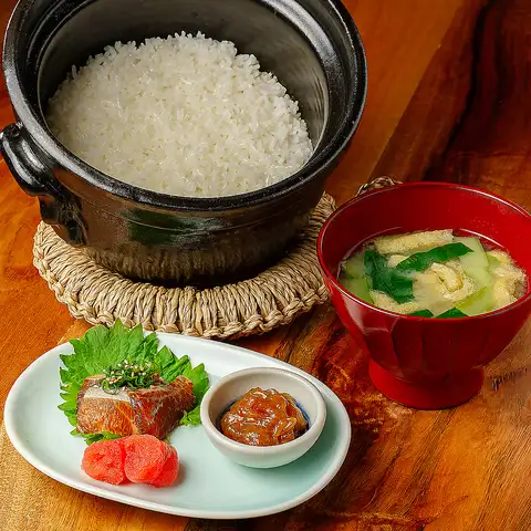 White rice cooked in an earthenware pot