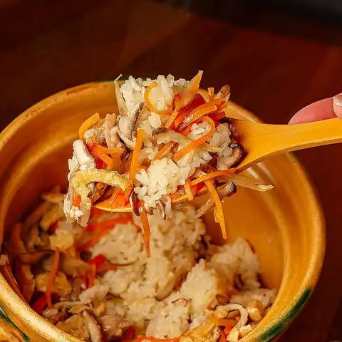 Chicken rice cooked in an earthenware pot (1 cup)