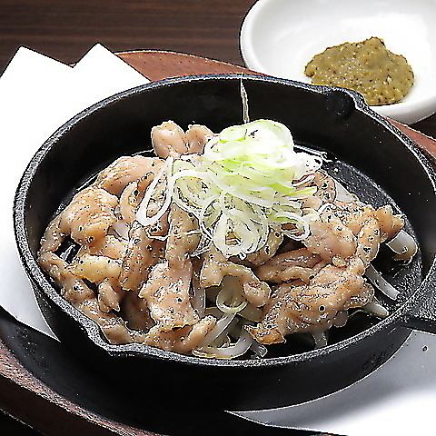 せせり黒胡椒炒め / 鶏皮ギョーザ　各