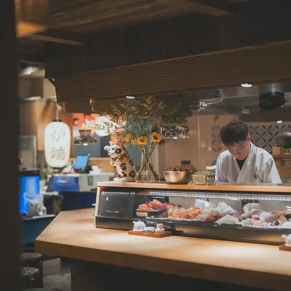 大人数のご宴会からカウンターでのちょい呑みまで、使い勝手は抜群。店内はフレンドリーなスタッフと賑やかなお客さんでいつも活気に満ちています。デート・ビジネス・ご家族とのお食事に◎