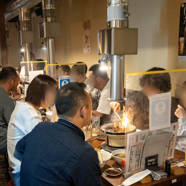 밝은 분위기의 연회가 고조되는 테이블 석을 준비! 맛있는 야키니쿠와 풍부한 음료를 즐기세요 ◎