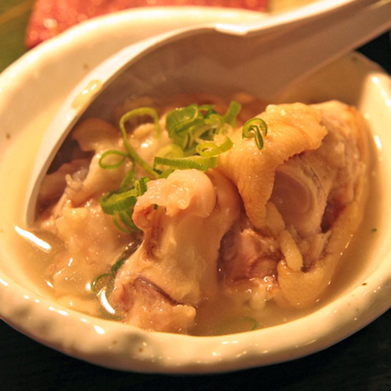 The owner has pursued a <really delicious> way to eat [Toro Toro Pork Feet], a must-try!