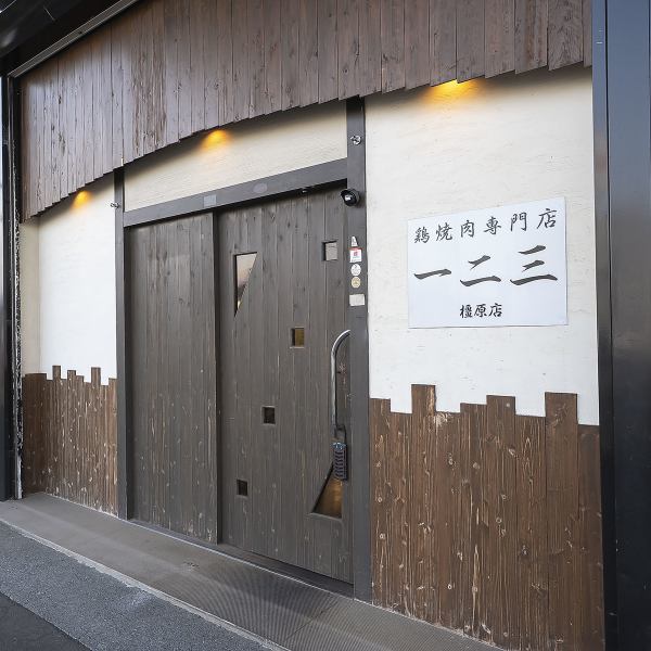 レトロモダンな外観が目印の当店は、店内に入ると木の温もりを感じる居心地の良い空間です。ゆったりとしたテーブル席をご用意しており、デートや少人数でのご利用から、大人数での宴会まで幅広く対応可能です。美味しい料理とドリンクを囲みながら、周りを気にせずリラックスしてお過ごしいただけます。