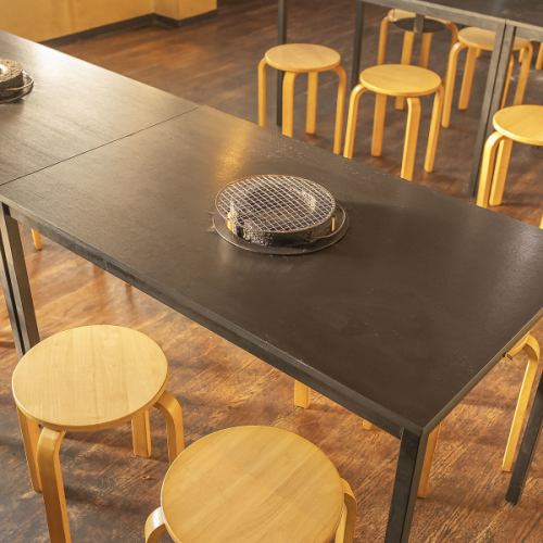 4名様向けのテーブルを13席ご用意しております。友達やご家族とゆったりとした時間をお楽しみください。美味しい料理と共に、素敵なひとときをお過ごしください！