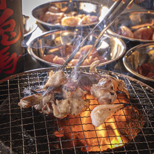 絶妙な焼き加減で楽しむのがおすすめ！特製ダレが食欲を刺激！ジューシーでやわらかな鶏焼肉