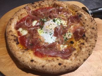 Bismarck pizza with raw ham and soft-boiled egg