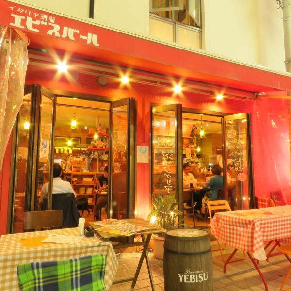 The appearance is reminiscent of an Italian bar ☆ You can spend your time with your pet on the terrace.The window glass is also large, bright and open.Please enjoy our proud menu with fun friends ♪