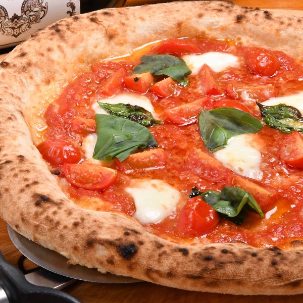 Pizza baked in a stone oven ☆ Buffalo mozzarella and cherry tomato Margherita extra!