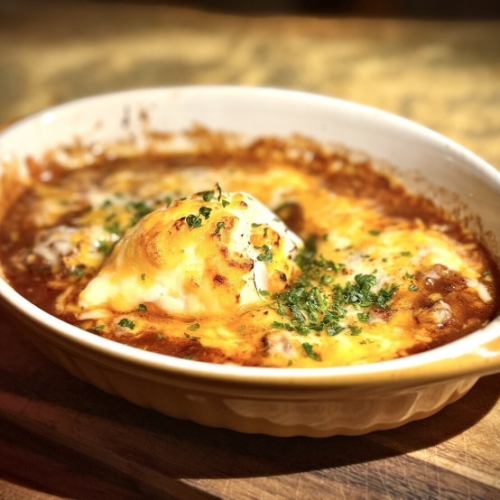 和牛すじのデミグラストマト煮込み丸ごと半熟卵チーズ