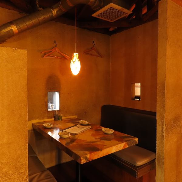 Glowing tables for up to 20 people! The lighting effect makes beautiful people look even more beautiful... Great for parties and group dates ★ Private parties are also possible! We can accommodate from 90 people up to 140 people ☆ Please feel free to contact us regarding your budget and number of guests!