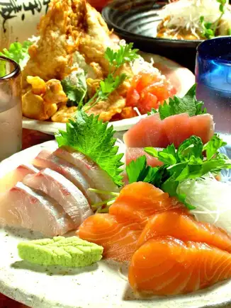 只需 4300 日元,即可享受超棒的女生之夜:包含 2 道特色菜、5 道自选菜品、无限畅饮和甜点。