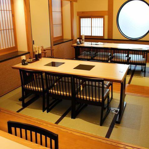 商店的内部拥有日本氛围的宁静氛围。座位类型很多，例如桌子座位，柜台座位和稍微升高的座位，因此可以容纳各种场景和人数！