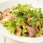 Balsamic salad with arugula and prosciutto