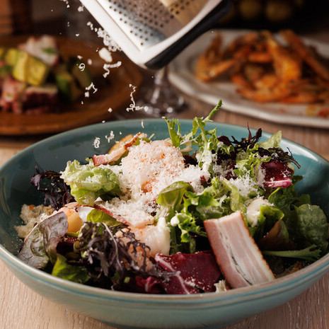 Caesar salad with shrimp and bacon