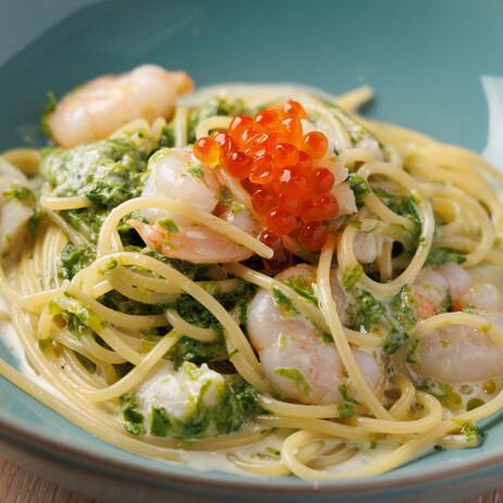 Seaweed cream spaghetti with shrimp and scallops