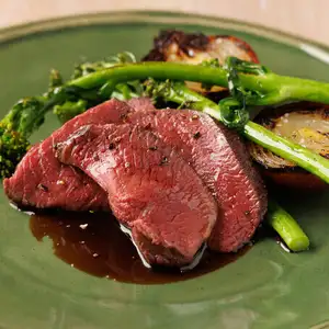 烤北海道鹿肉配浆果红酒酱