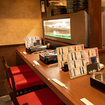 デートや友人との飲み会にも最適なカジュアルな空間が自慢!