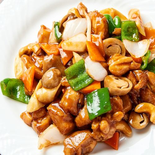 Stir-fried chicken and cashew nuts