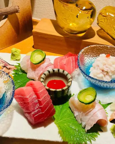 夏の風物詩【はも】入荷しました!
はもを食べると精力がつくと言われるように、ビタミンAやカルシウム、ビタミンB2 、DHA、EPAなど豊富な栄養素が含まれています。生活習慣病の予防、骨粗しょう症予防、高血圧や動脈硬化予防、動脈硬化、心筋梗塞、糖尿病、脳梗塞などの予防に期待されています!
ぜひ今日のような暑い時期に食べて、暑い夏を乗り越えてください♪
はも湯引き、はもしゃぶをご用意しております♪♪
本日も午後5時からイキイキ営業中!
日曜祝日も休まず営業しております。ホームページからNET予約も承っております。ご予約、ご来店お待ちしております。
@tsukitei.koriyama
#月亭 #郡山駅前 #旬魚 #えごま豚 #馬刺し #季節酒 #個室
