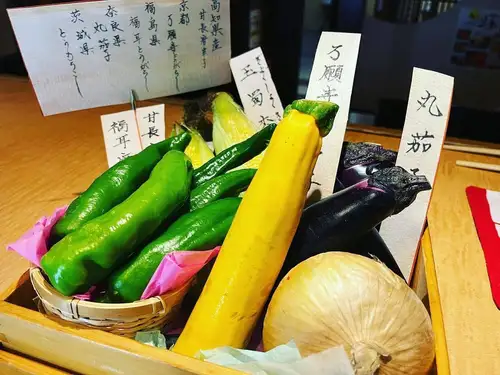 旬の食材たちが出揃いました。
◉丸茄子は田楽、揚げ出し
◉甘長・福耳とうがらしは天ぷら
◉とうもろこしはかき揚げ
◉新玉ねぎはスライスと天ぷら
でご用意してます♪
美味しい食材を美味しい食べ方で😋