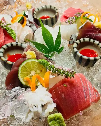 夏の風物詩【はも】入荷しました!
はもを食べると精力がつくと言われるように、ビタミンAやカルシウム、ビタミンB2 、DHA、EPAなど豊富な栄養素が含まれています。生活習慣病の予防、骨粗しょう症予防、高血圧や動脈硬化予防、動脈硬化、心筋梗塞、糖尿病、脳梗塞などの予防に期待されています!
ぜひ今日のような暑い時期に食べて、暑い夏を乗り越えてください♪
はも湯引き、はもしゃぶをご用意しております♪♪
本日も午後5時からイキイキ営業中!
日曜祝日も休まず営業しております。ホームページからNET予約も承っております。ご予約、ご来店お待ちしております。
@tsukitei.koriyama
#月亭 #郡山駅前 #旬魚 #えごま豚 #馬刺し #季節酒 #個室