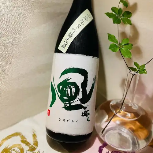 風が吹く 山廃純米吟醸生(緑ラベル)入荷中です♪
フレッシュな香り、山廃らしい芳醇な旨味と酸味のきいたキレの良い後口。濃醇なボリュームがあるのにキレの良いやや辛口タイプのお酒で暑い日にもオススメの逸品です!
本日も午後5時からイキイキ営業中!
日曜祝日も休まず営業しております。ホームページからNET予約も承っております。ご予約、ご来店お待ちしております。
@tsukitei.koriyama
#月亭 #郡山駅前 #旬魚 #えごま豚 #馬刺し #季節酒 #個室