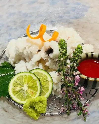 夏の風物詩【はも】入荷しました!
はもを食べると精力がつくと言われるように、ビタミンAやカルシウム、ビタミンB2 、DHA、EPAなど豊富な栄養素が含まれています。生活習慣病の予防、骨粗しょう症予防、高血圧や動脈硬化予防、動脈硬化、心筋梗塞、糖尿病、脳梗塞などの予防に期待されています!
ぜひ今日のような暑い時期に食べて、暑い夏を乗り越えてください♪
はも湯引き、はもしゃぶをご用意しております♪♪
本日も午後5時からイキイキ営業中!
日曜祝日も休まず営業しております。ホームページからNET予約も承っております。ご予約、ご来店お待ちしております。
@tsukitei.koriyama
#月亭 #郡山駅前 #旬魚 #えごま豚 #馬刺し #季節酒 #個室