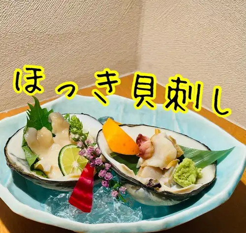 ほっき貝刺し入荷中！　噛むほどに甘みとうま味が口の中に広がります♪ ほっき貝はミネラルが豊富で、コレステロール減少、疲労回復、動脈硬化や肝機能の改善、高血圧予防などさまざな効果があると言われているタウリンも多く含まれています。
今日も月亭前のどうだんがキレイです。いつもありがとうございます♪

本日も午後5時からイキイキ営業中！
ホームページからNET予約も承っております。ご予約､ご来店お待ちしております。

@tsukitei.koriyama 
#月亭 #旬魚 #えごま豚 #馬刺し #季節酒