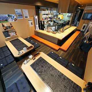 8人がけの掘りごたつテーブル席が1つございます。ゆっくりお過ごしください♪