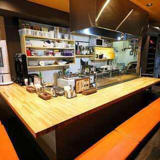 掘りごたつタイプのカウンター席が8席ございます。木目調のカウンターがポイントです♪