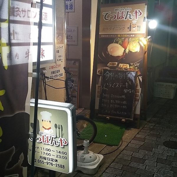 エレベーターで2階に上がってください。