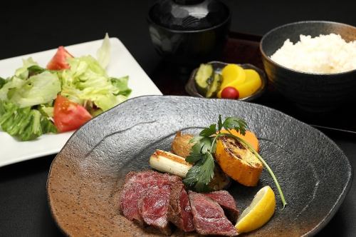 あしたか牛ももタタキ風80gステーキ定食(サラダ、ご飯セット)