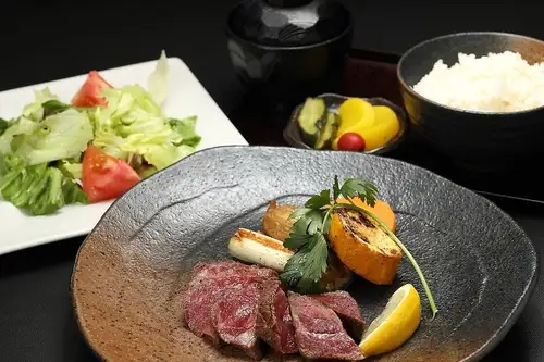 あしたか牛たたき風ステーキ100g定食