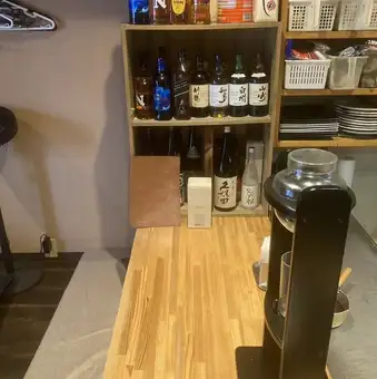 我設想的是昭和時代酒舖裡那種休閒的飲酒吧台。