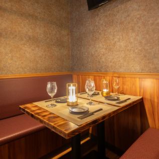 和モダンな店内で半個室ソファー席やモダンテーブル席や宴会用個室席も完備！女子会や大人数でのご宴会、デートやパーティー、様々なシーンにご利用いただけます☆周りを気にせずゆっくりとお食事を楽しんでいただけます♪是非お気軽にお問い合わせください。