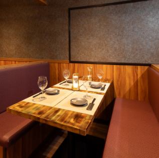 【和モダンな広々テーブルシート】とても人気の高いお席となっております！接待や女子会、デート、誕生日会など各種宴会に最適ななお席です！間接照明の数々がお客様の宴を彩ります♪ソファー席のご予約もお気軽にご相談下さい。