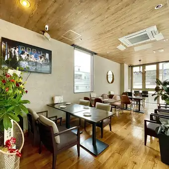 午餐特惠:雞腿排、豬排及義面午餐套餐,含3杯飲品,價格3,080日圓起(含稅)。