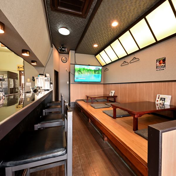 【まるでお家にいるような安心感】家で飲んでいるようなお店だからこそ居酒「屋」ではなく居酒「家」！肩肘を張らずに、リラックスして過ごせるアットホームな空間です！カウンター席でオーナーと会話を楽しむも良し、テーブル席で友人と語らうも良し。居心地のいい空間でお楽しみください♪