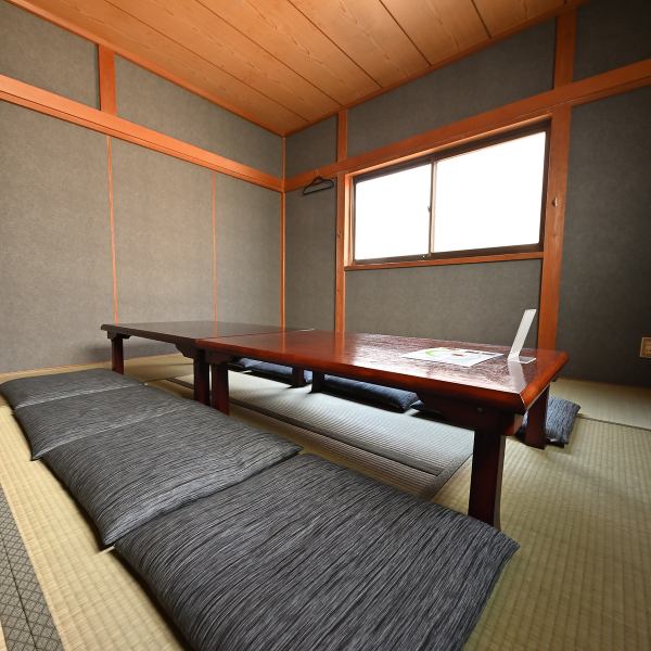 【喫煙可能＆個室完備の快適空間】今では珍しい「全席喫煙可能」なお店です。紙タバコも加熱式もOK！さらに奥には8畳2間の広い個室があり、6名様以上でのご利用や、お子様連れで周囲を気にせず楽しみたいご家族にも最適です。個室は繋げて最大26名様までの宴会にも対応可能です！