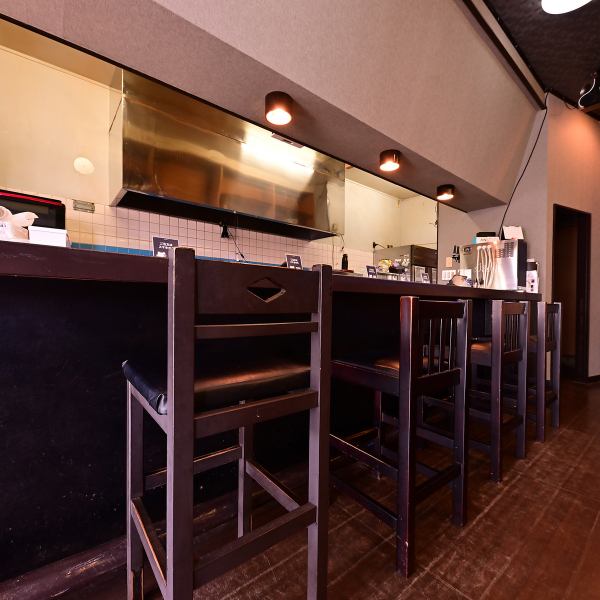 【遊び心満載！大人の隠れ家】店内にはテレビやカラオケも完備。9時以降（状況により相談可）はカラオケも楽しめ、宴会の二次会や深夜の盛り上がりにも最適です！安くて旨い料理とお酒、そこで歌まで楽しめる「大人の遊び場」。常連様も新規様も、皆が笑顔で交流できる、そんな不思議な魅力に溢れた居酒屋です！