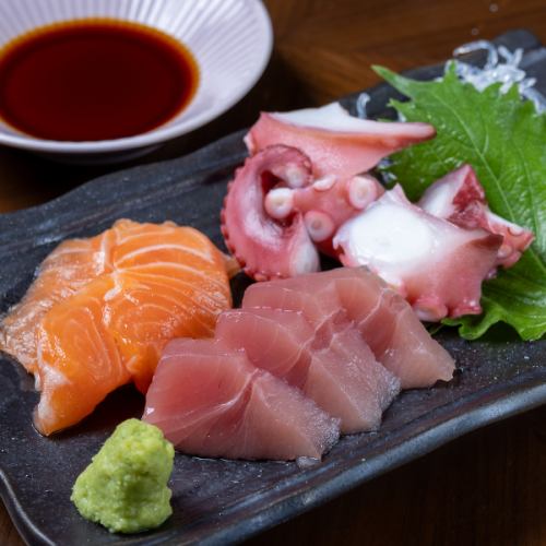 【旬の旨味が堪らない！お好みのお酒と一緒にお召し上がりください♪】お造り盛合せ