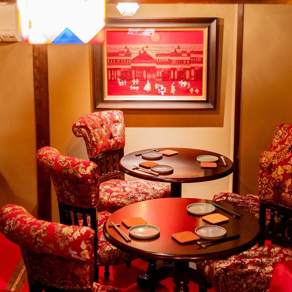 ≪タイムスリップしたようなレトロ空間≫2階：テーブル席◆宴会や女子会にぴったりのお洒落な落ち着いた空間で、心地よい時間をお過ごしいただけます。いつもの仲間と語り合う女子会や、楽しい飲み会など大切な方との会話に花を咲かせながら、楽しいひと時をどうぞ。皆様のご来店を心よりお待ちしております♪