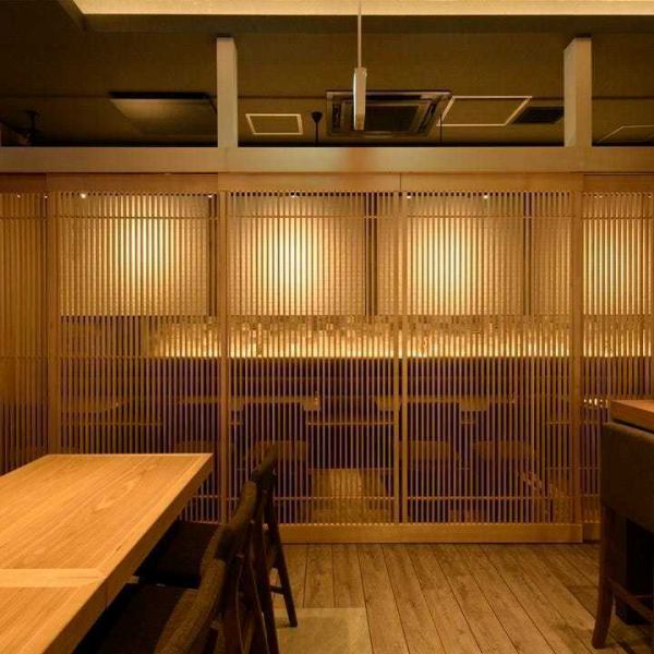 【最大18名様までご利用いただける半個室席完備】落ち着いた和の雰囲気溢れる、扉で仕切られた半個室席もご用意しております。。プライベート空間を確保したいデートや会食、接待やビジネスシーンに最適です。