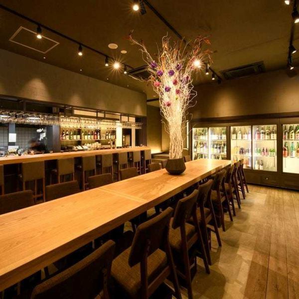 札幌駅 徒歩5分とアクセス抜群！店内はスタイリッシュでおしゃれな大人の空間。店内には日本酒が並ぶショーケースを完備◎喧騒を忘れ、ゆったりとした時間が流れる隠れ家居酒屋です。