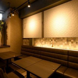 半個室タイプではございますが、扉で仕切られた落ち着いた空間もご用意しております。3月より5500円(税込)以上のコースご利用のお客様は、2名様～最大18名様までご利用頂けます。