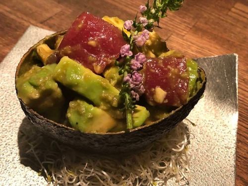 生本鮪とアボカドのわさび和え