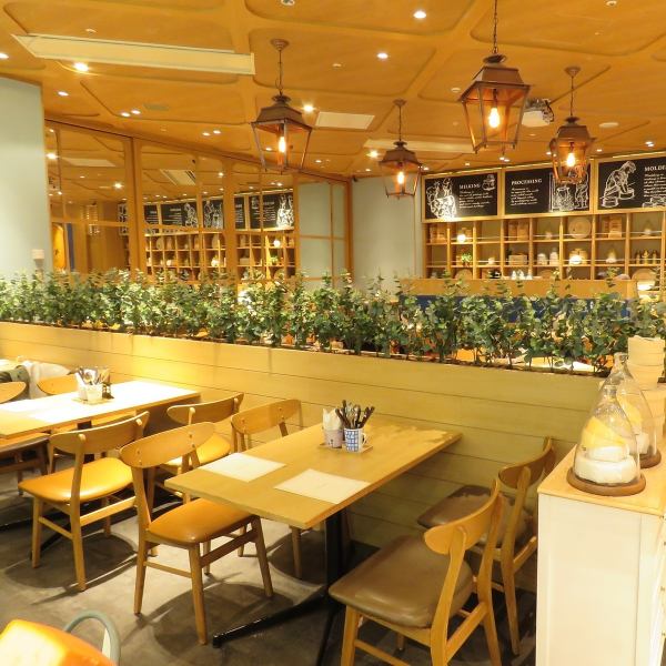 渋谷駅直結の渋谷ヒカリエ7階にある当店☆緑が多く優しい雰囲気が特徴です！木を基調とした落ち着くテーブルとイスがあり優しい灯りに照らされています♪ここでは美味しいチーズ料理を楽しむことができます！さらにおしゃれなドリンクも種類豊富に揃っていますのでお好みに合わせた一杯を楽しむことができます♪